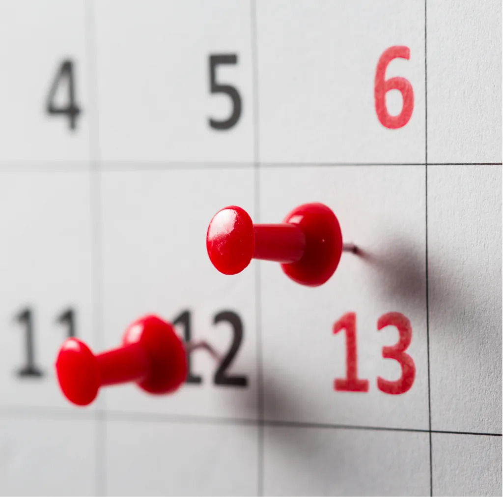 Calendario con le date segnate da puntine rosse