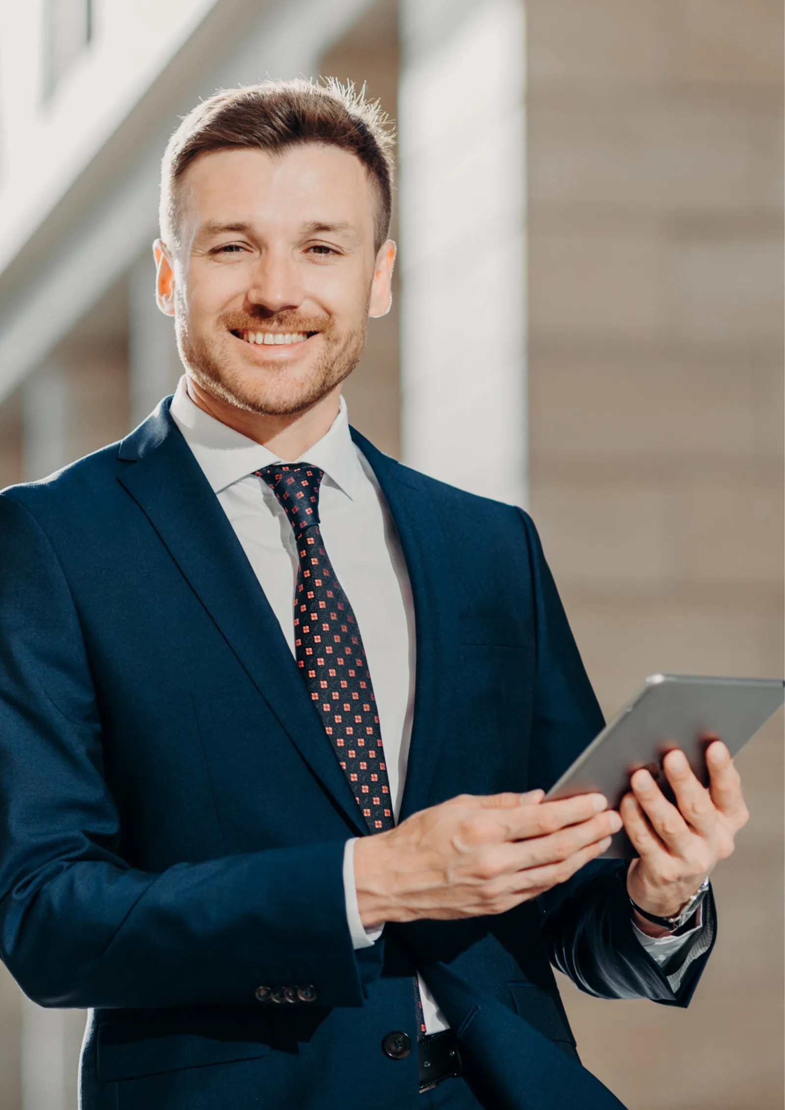 Consulente commerciale con un tablet in mano