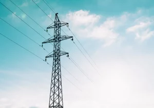 Traliccio dell'alta tensione contro il cielo