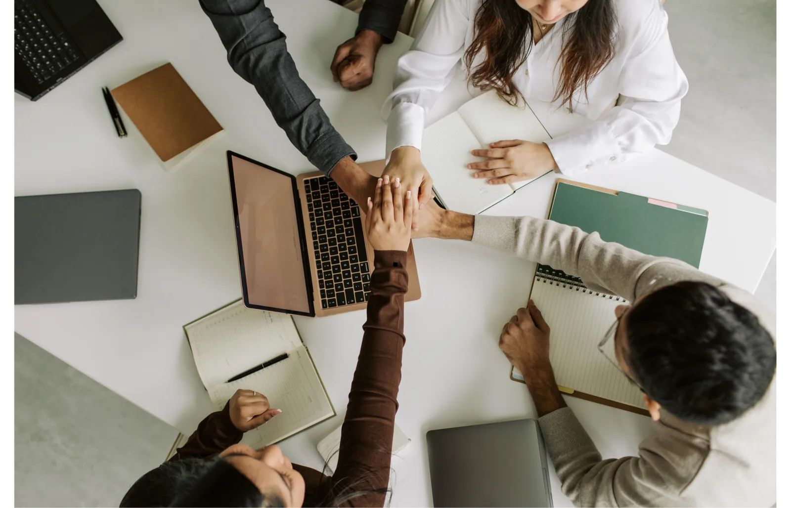 Squadra di lavoro riunita attorno a un tavolo