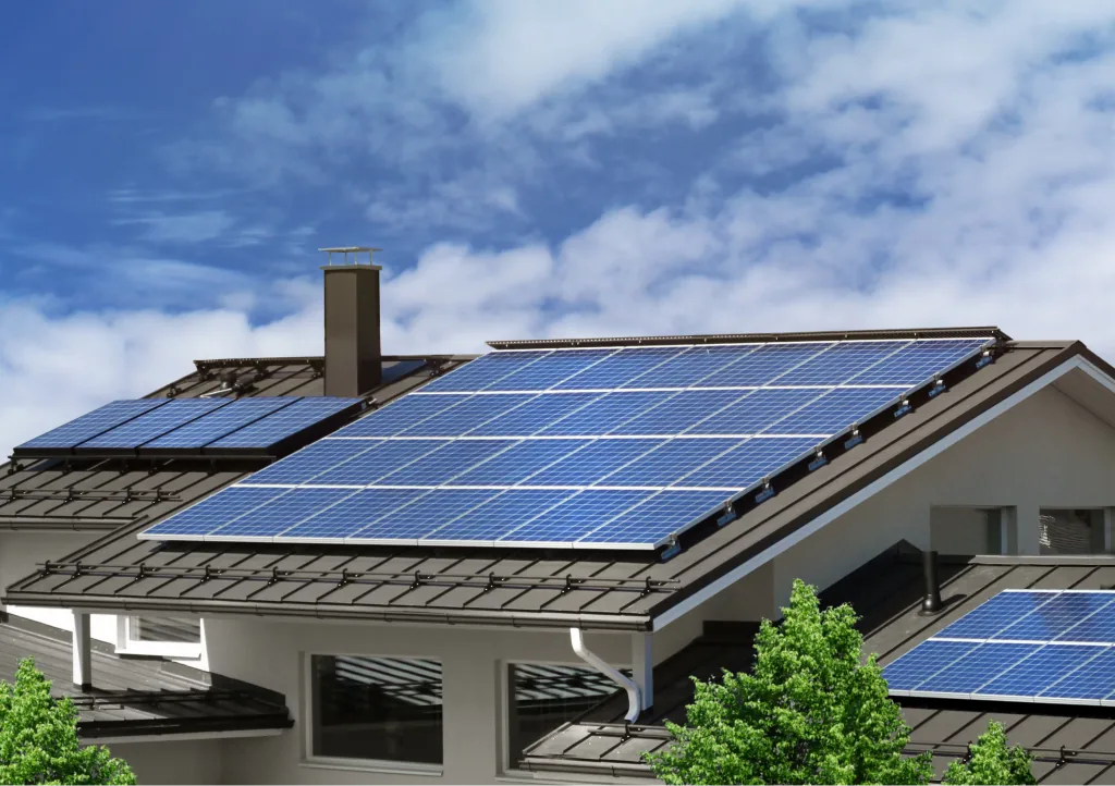 Pannelli fotovoltaici installati sul tetto di un'abitazione