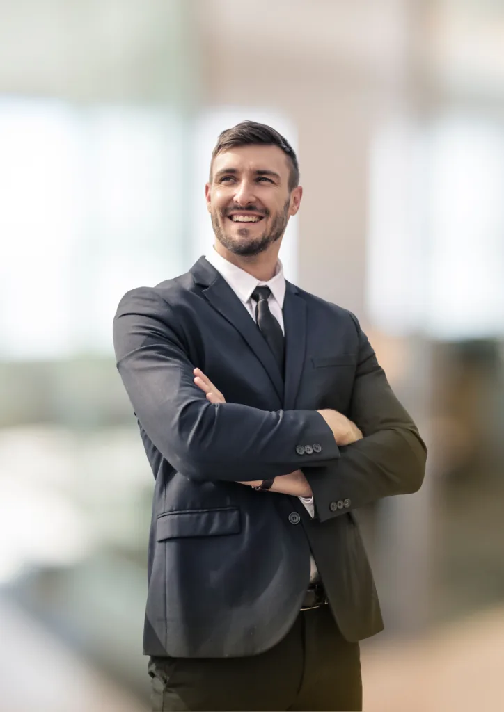 Consulente sorridente a braccia conserte