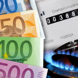 Banconote, contatore elettrico e fiamma del gas: il costo delle utenze