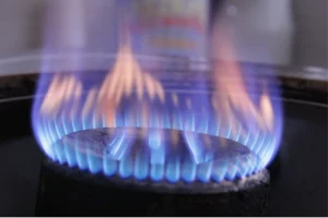 Fiamma blu di un fornello a gas