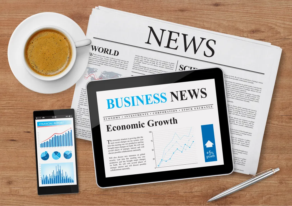 Giornali e tablet con le notizie economiche