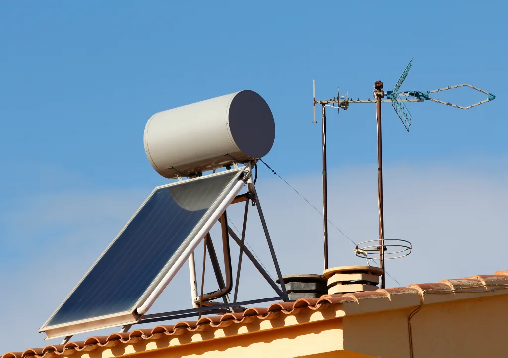 Impianto solare termico con serbatoio installato sul tetto